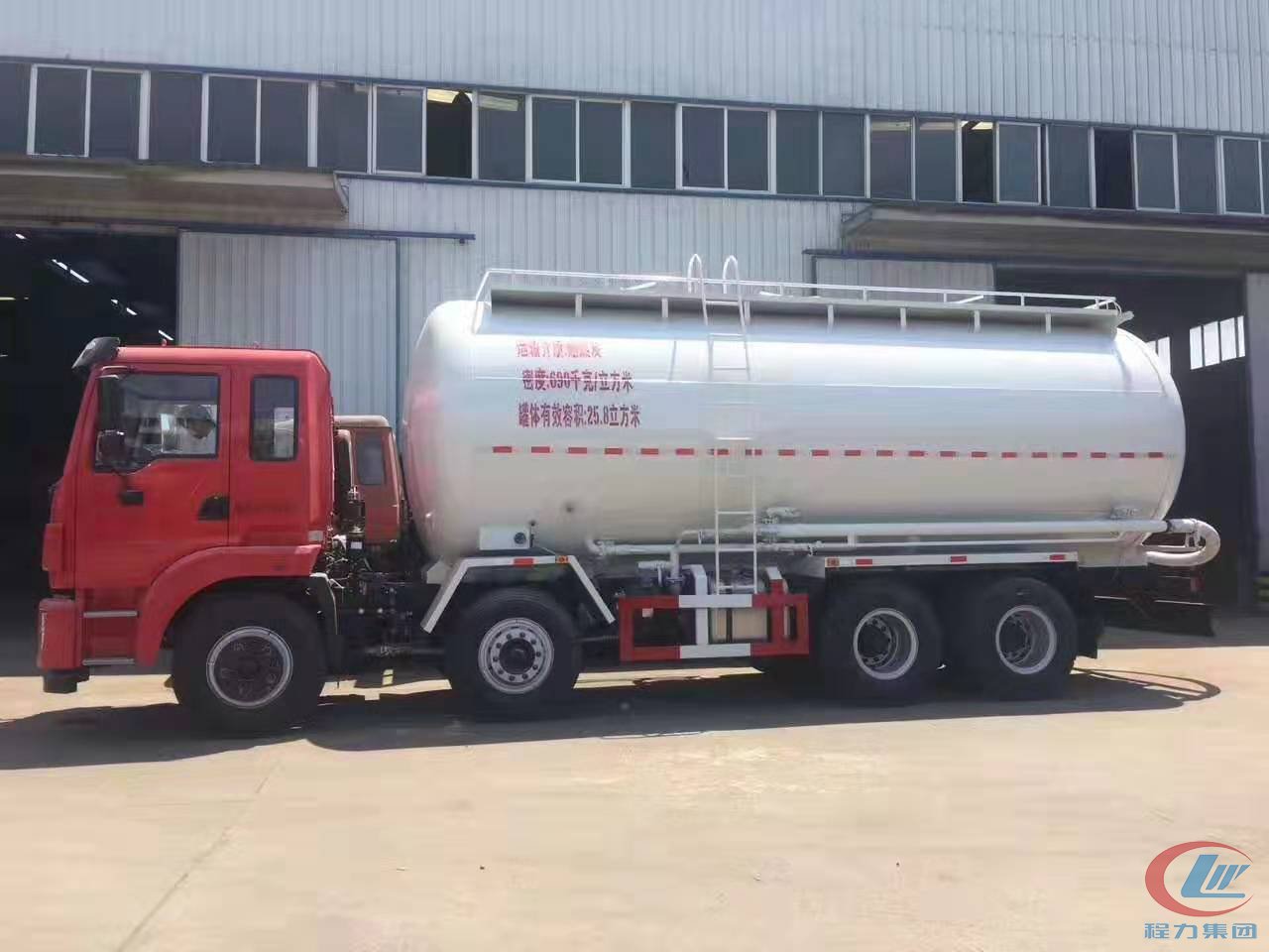 DG视讯集团东风随专前四后八粉粒物料运输车
