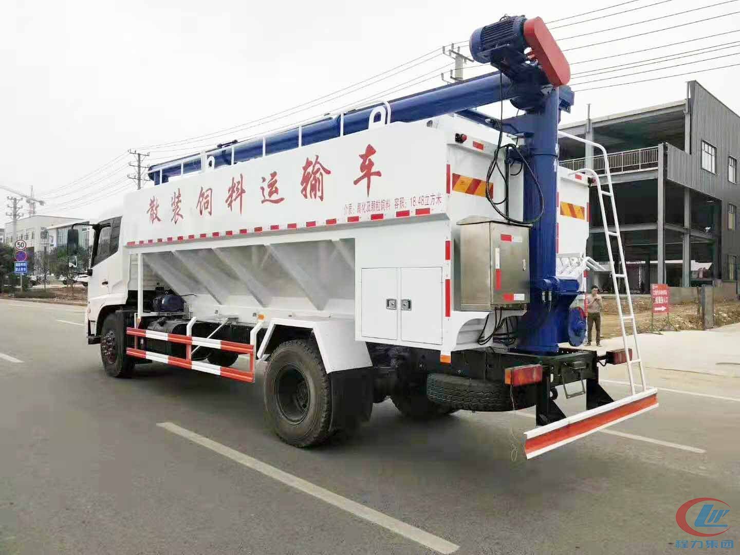 DG视讯10吨天锦散装饲料车侧面图