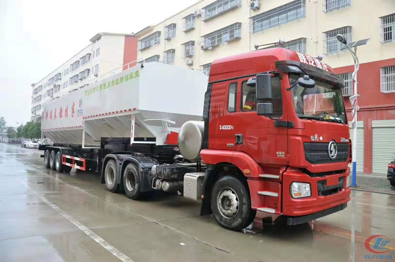 DG视讯威牌66方半挂饲料车配陕汽德龙牵引头