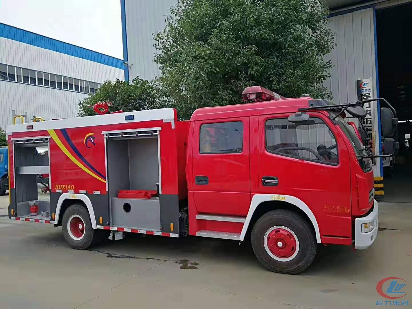 DG视讯东风多利卡水罐消防车背面图