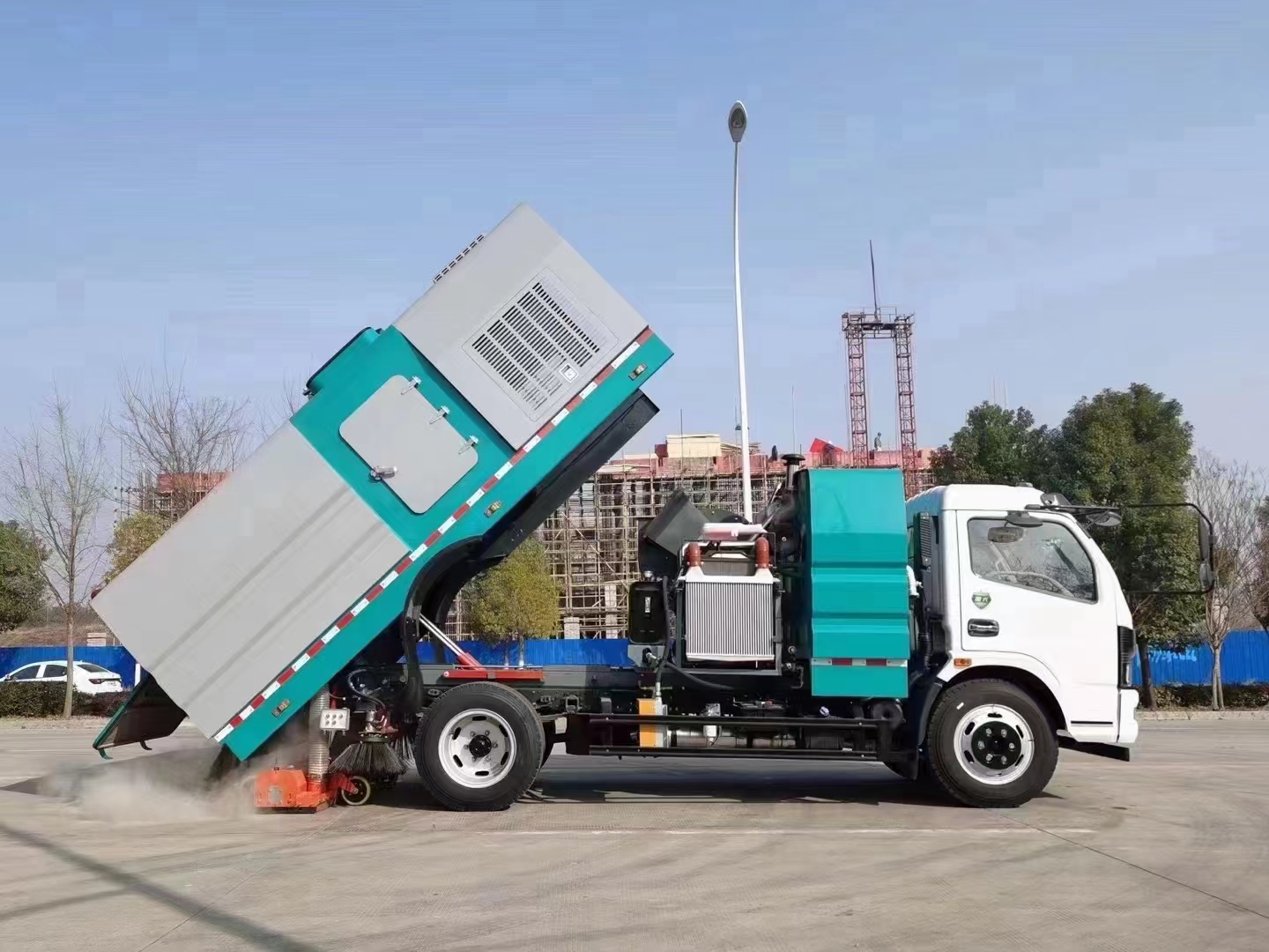 DG视讯东风福瑞卡后置吸尘车